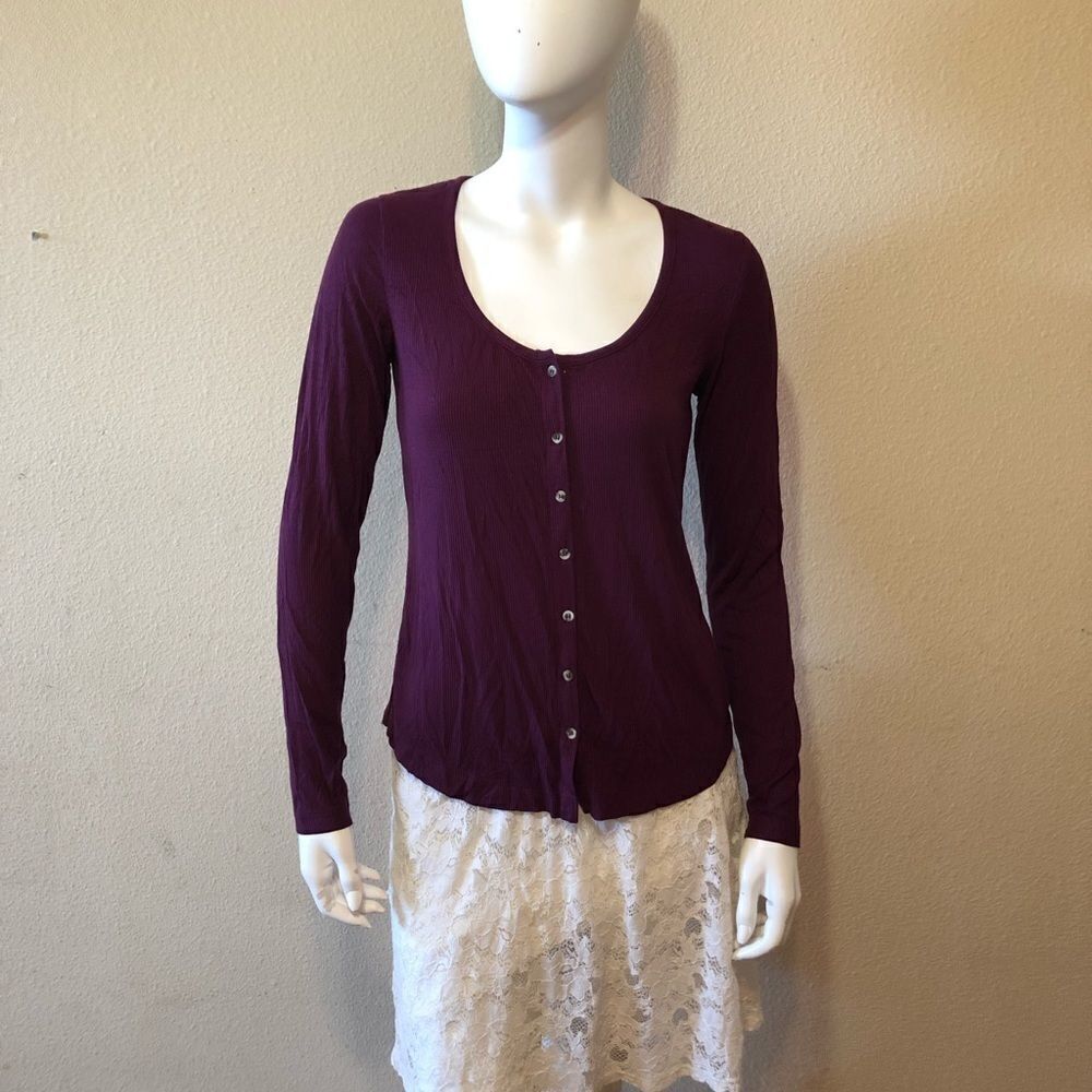 Socialite Button Front Top Size Small - Picture 2 of 8